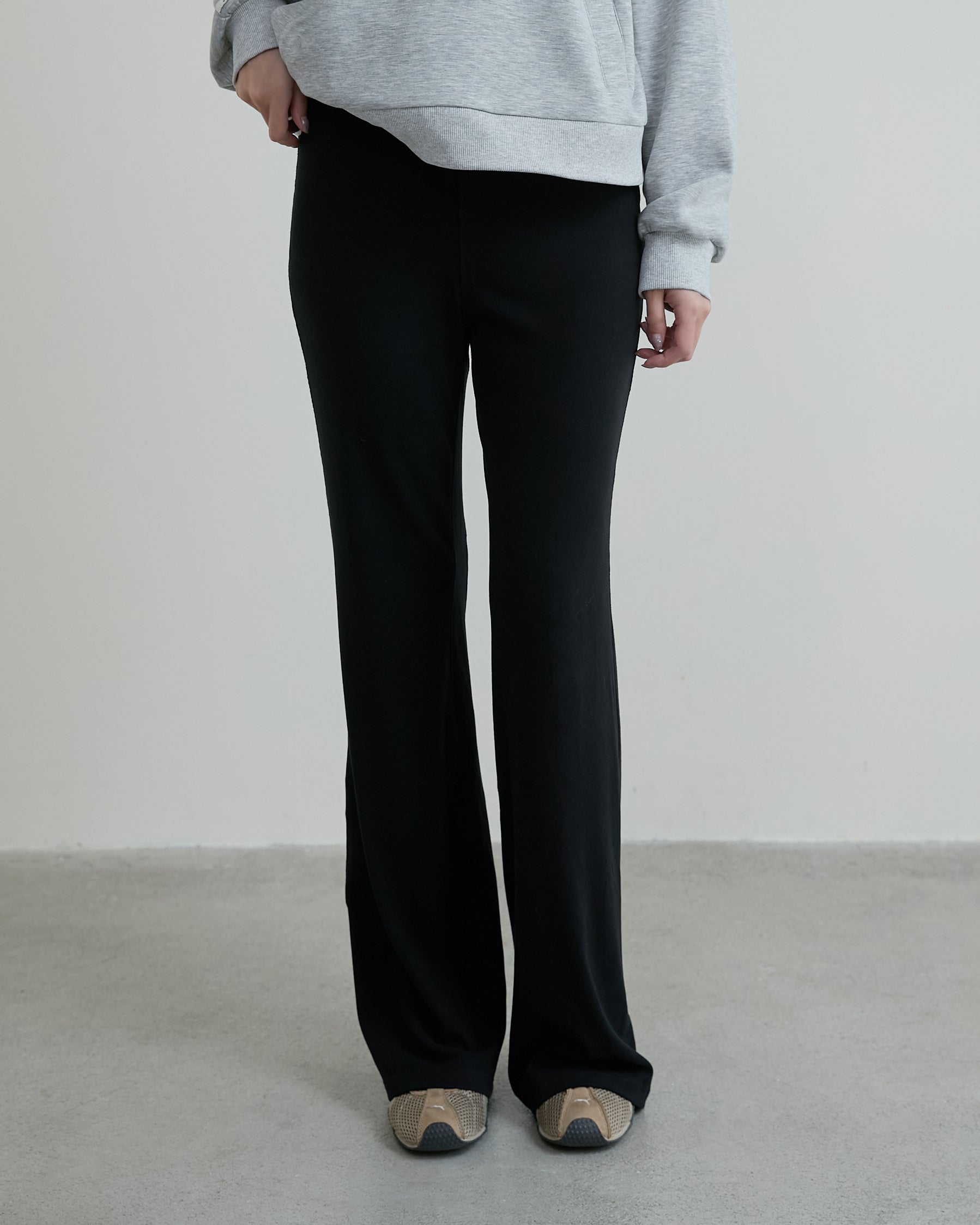 ’ sts ‘  發熱直筒修身褲