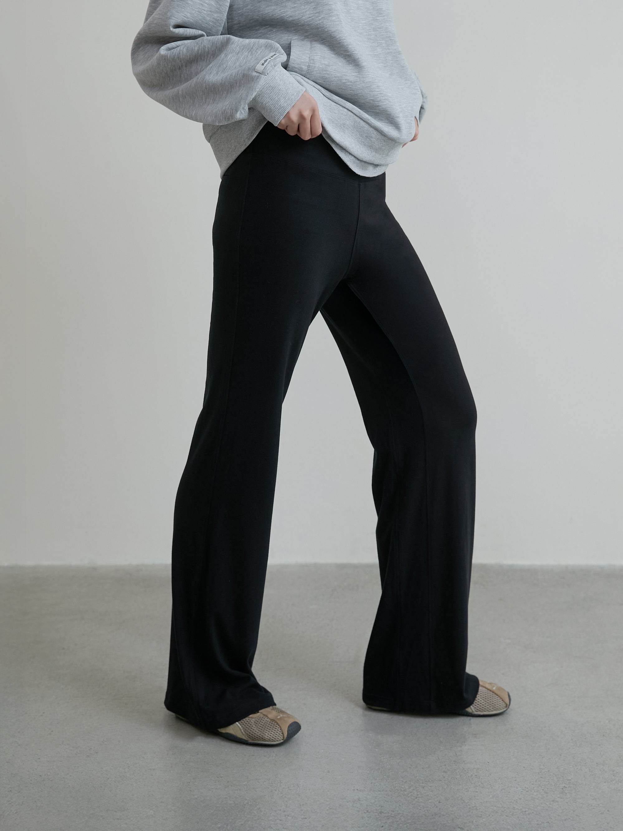 ’ sts ‘  發熱直筒修身褲