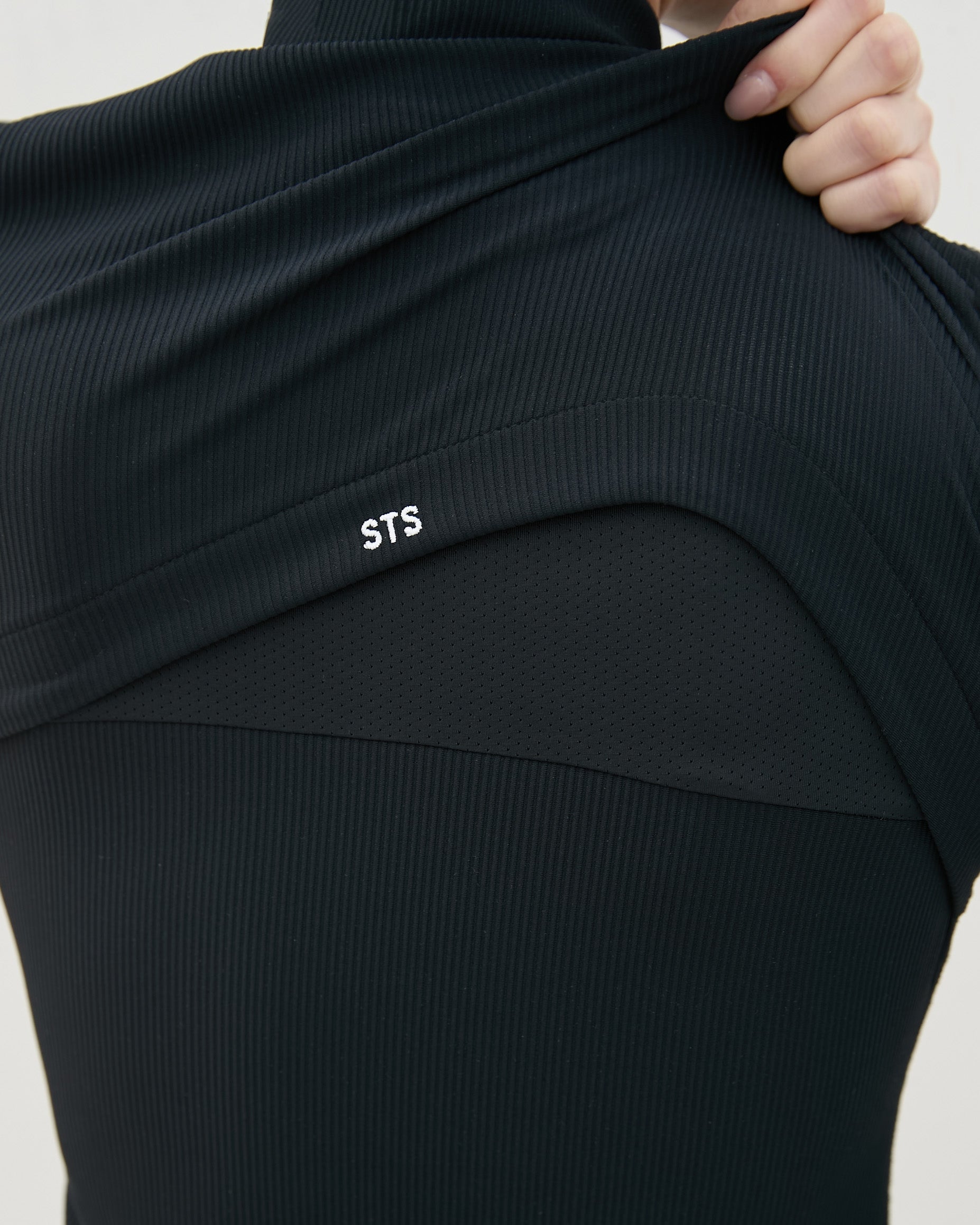 ’ sts ‘  半拉鍊坑條長袖Bra Top