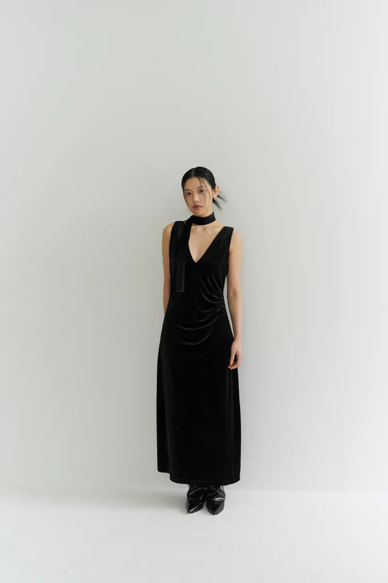 [lizzimade] 絨面抓皺大挖背洋裝-黑