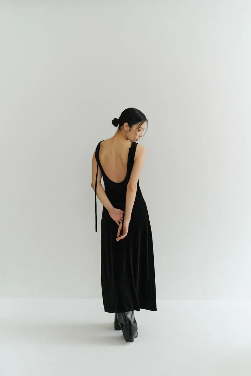 [lizzimade] 絨面抓皺大挖背洋裝-黑