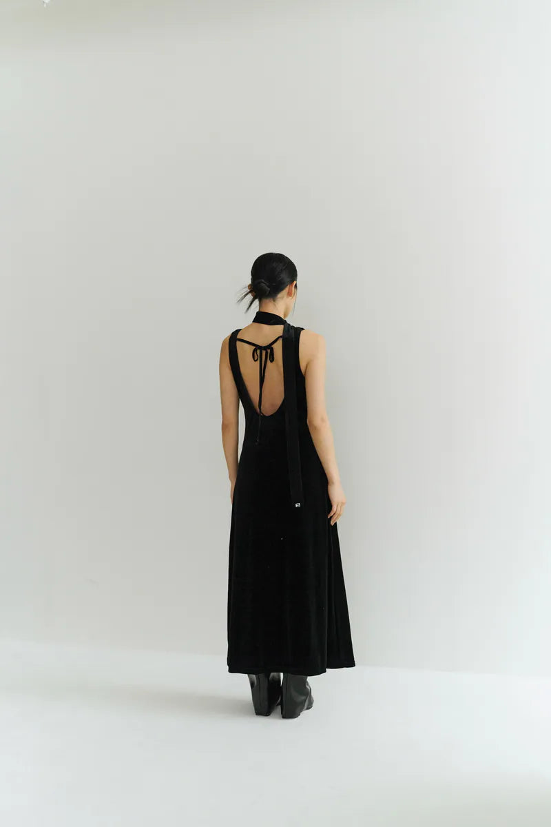 [lizzimade] 絨面抓皺大挖背洋裝-黑