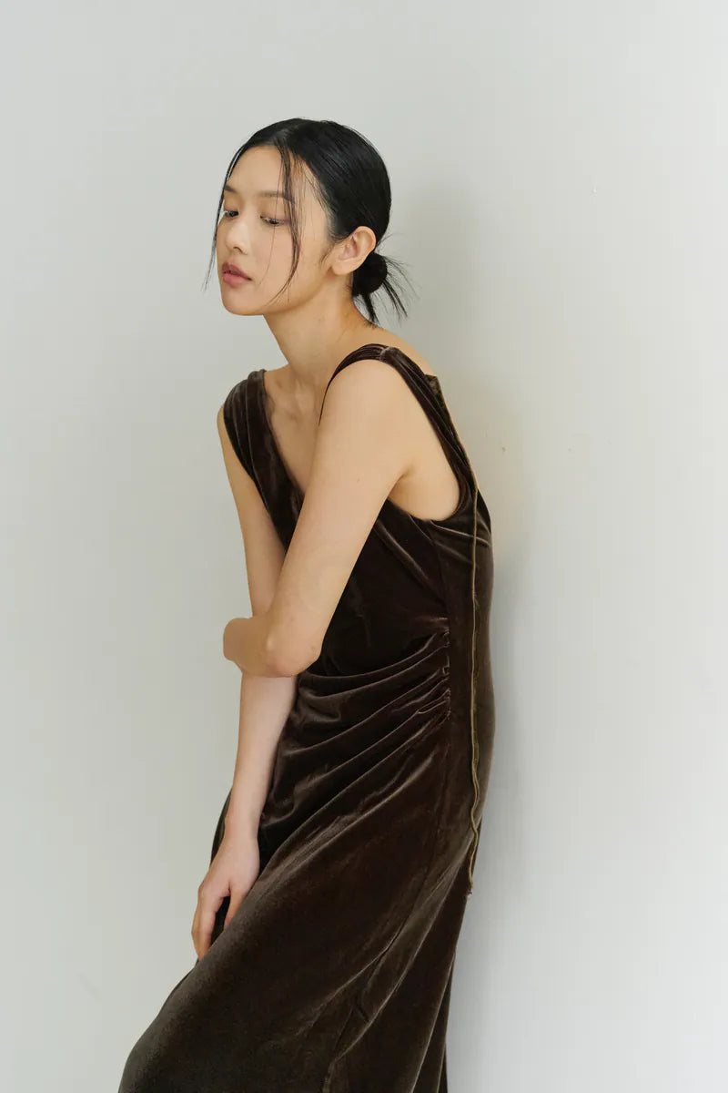 [lizzimade] 絨面抓皺大挖背洋裝-棕