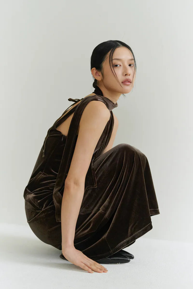 [lizzimade] 絨面抓皺大挖背洋裝-棕