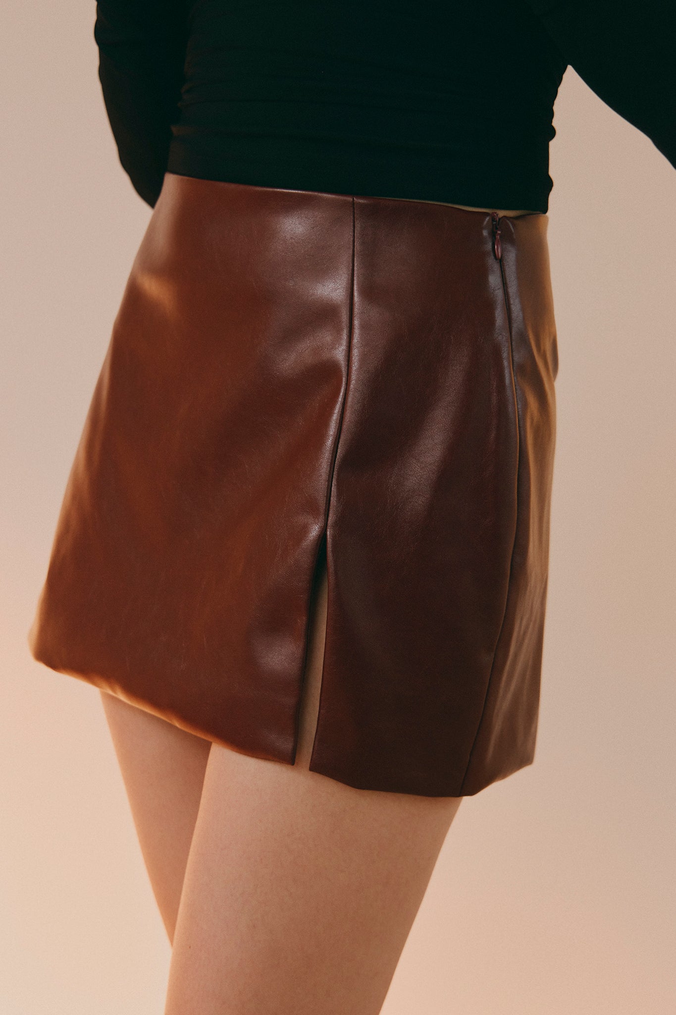 Number One Girl Skirt 超時髦開衩皮短裙 -紅