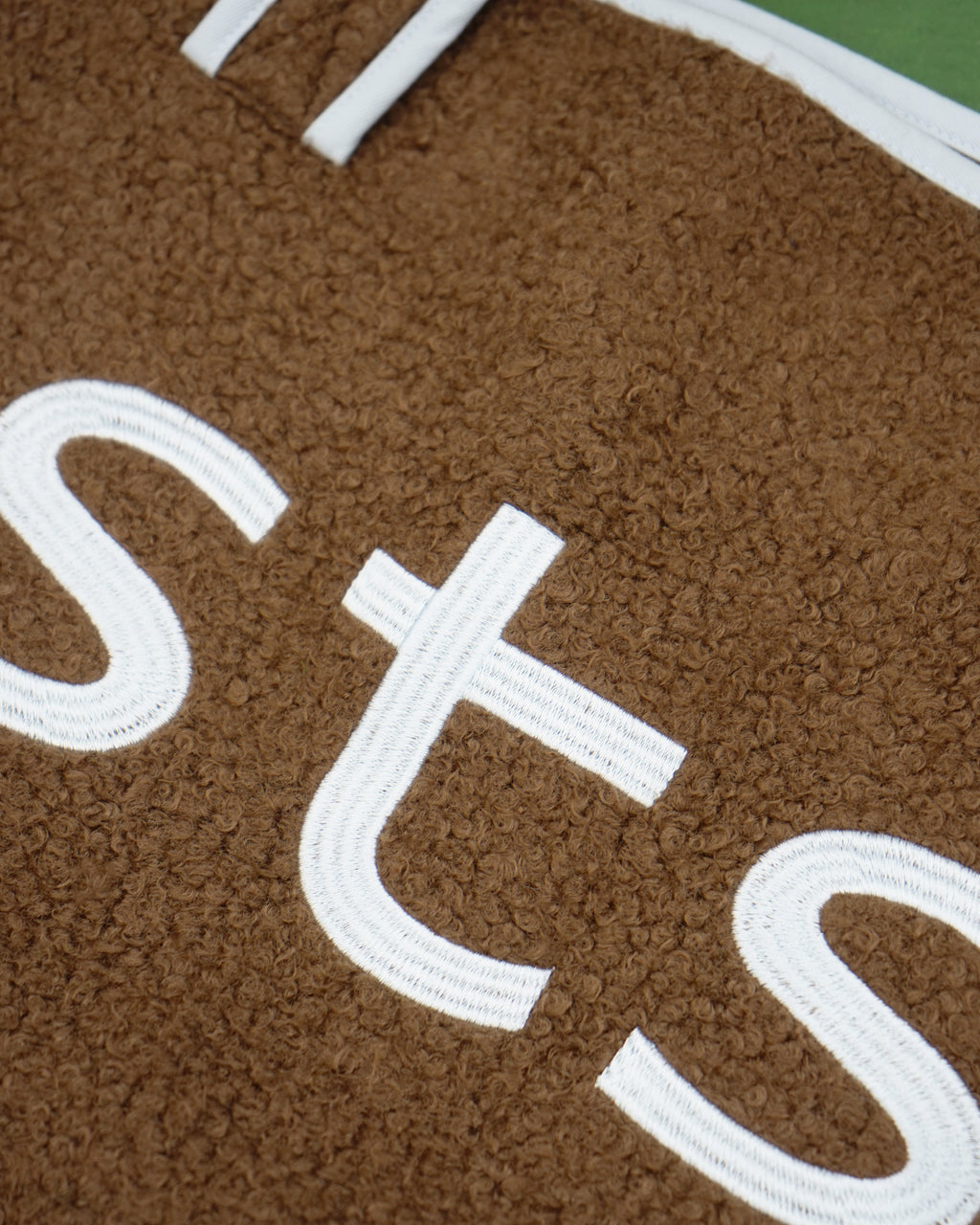 ' sts '  品牌撞色毛圈側背包