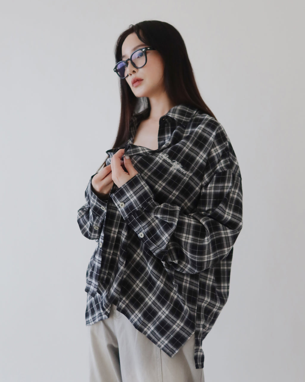 Glow Different 輕挺刺繡格紋襯衫 -黑白格