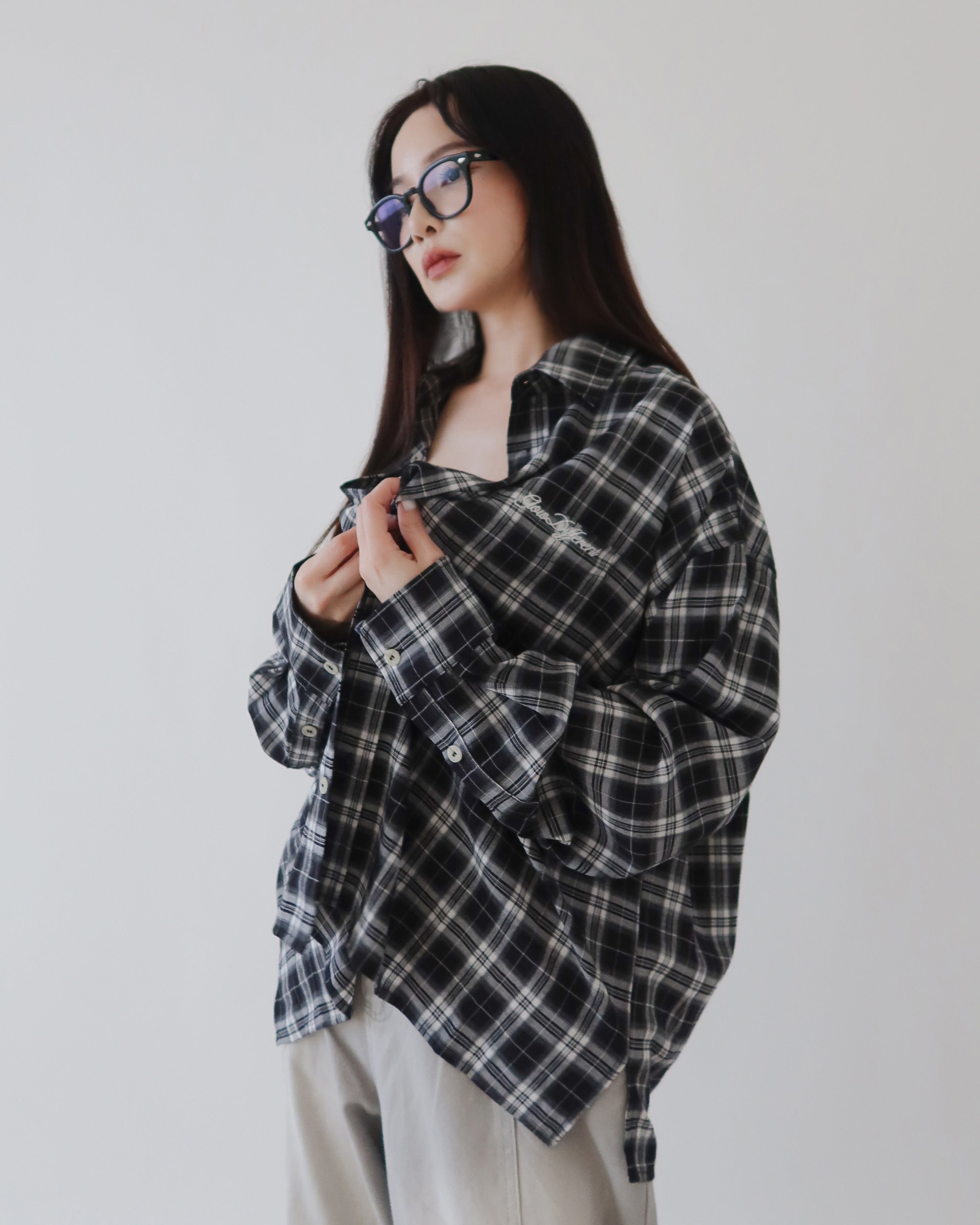 Glow Different 輕挺刺繡格紋襯衫 -黑白格