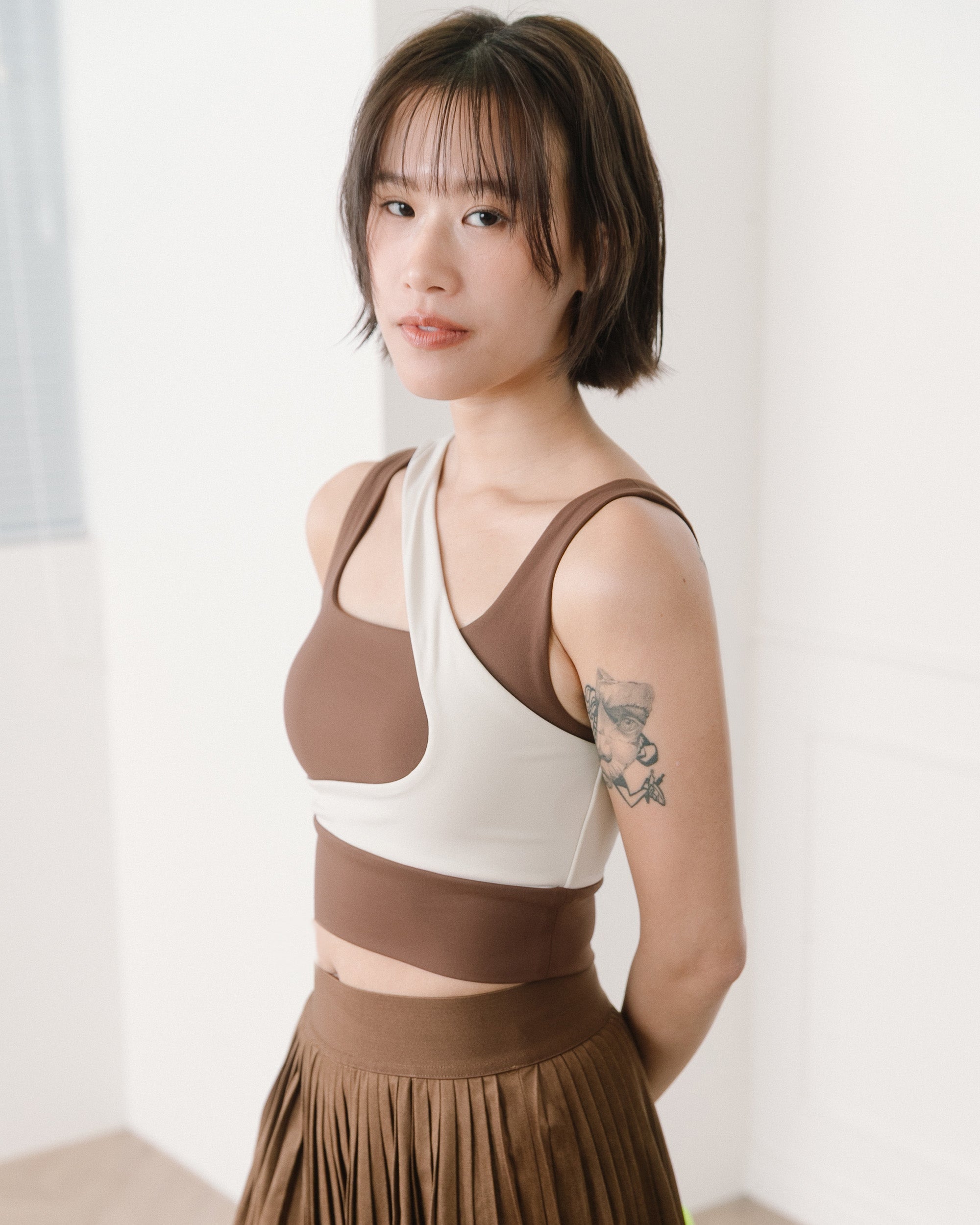 ' sts '  不對稱撞色 Bra top
