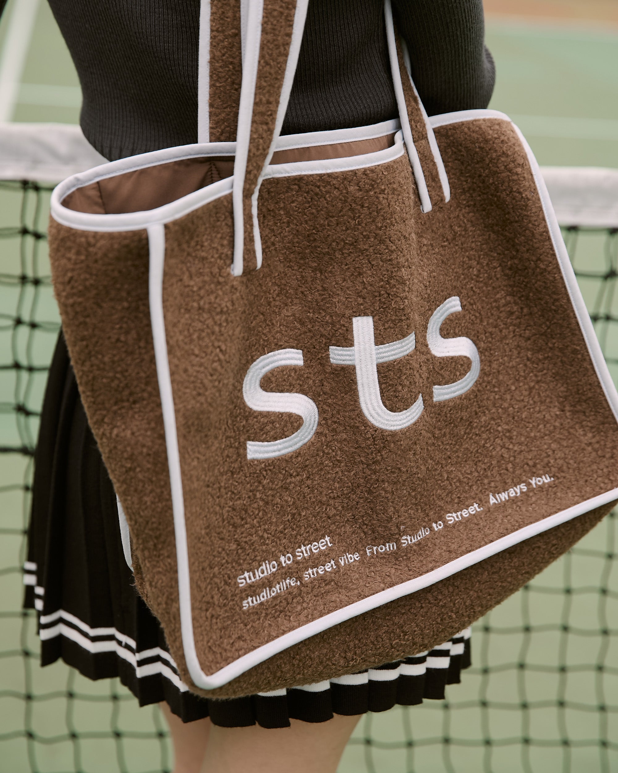 ' sts '  品牌撞色毛圈側背包