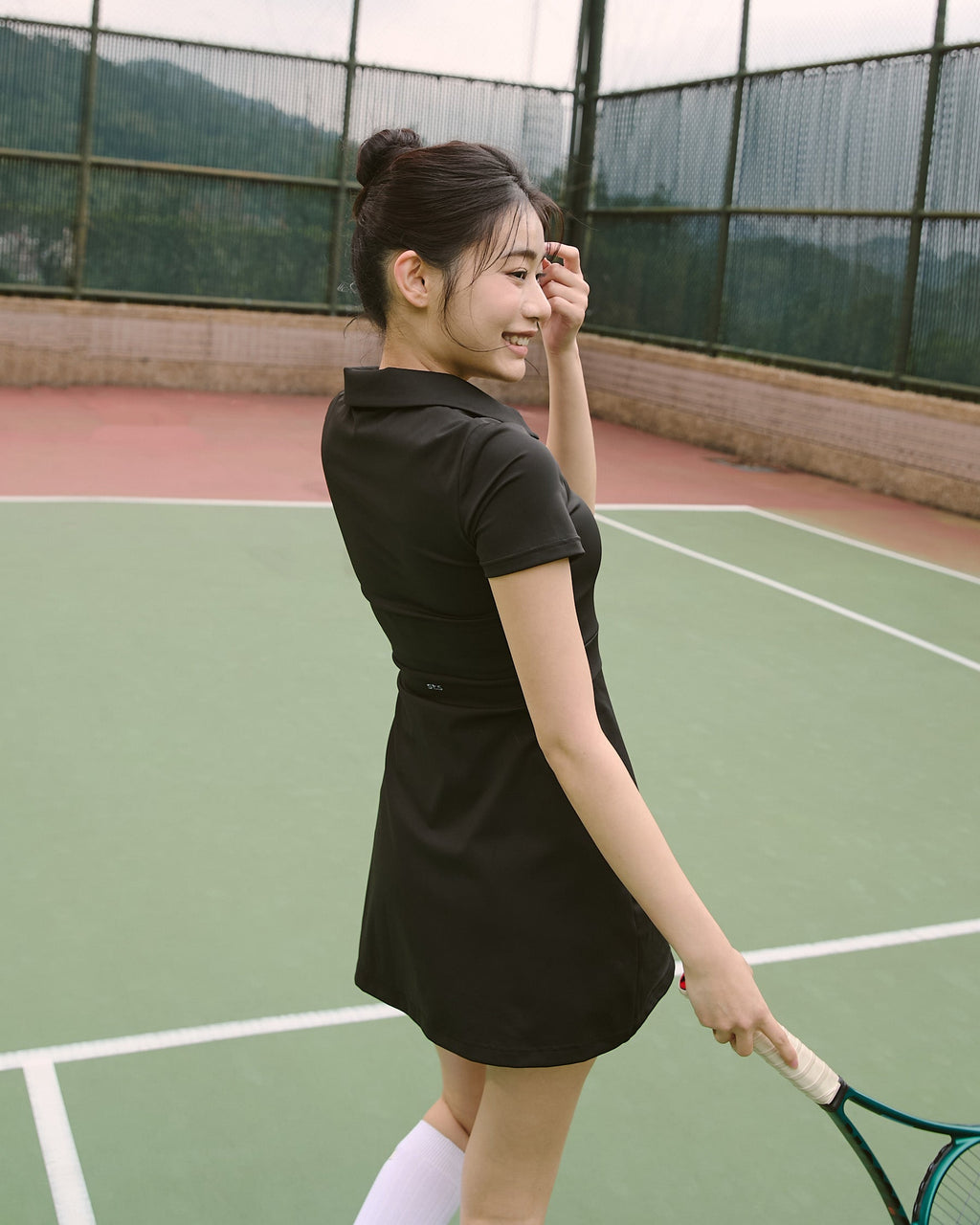 ' sts '  V領領片修身洋裝(附網球褲)