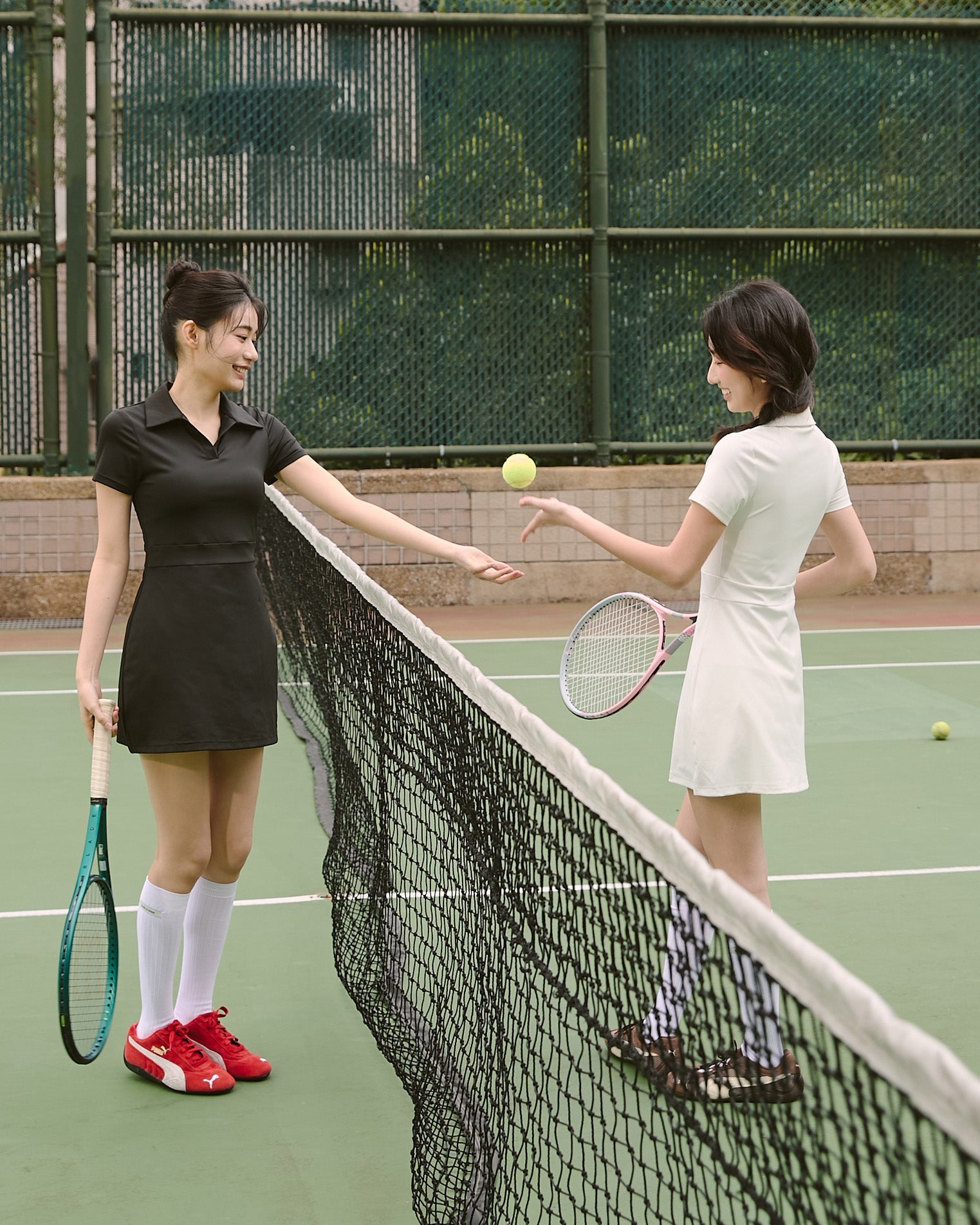 ' sts '  V領領片修身洋裝(附網球褲)