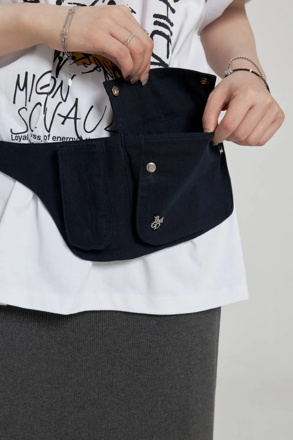 「BOGAMADE」立體感排扣腰包包 - 黑