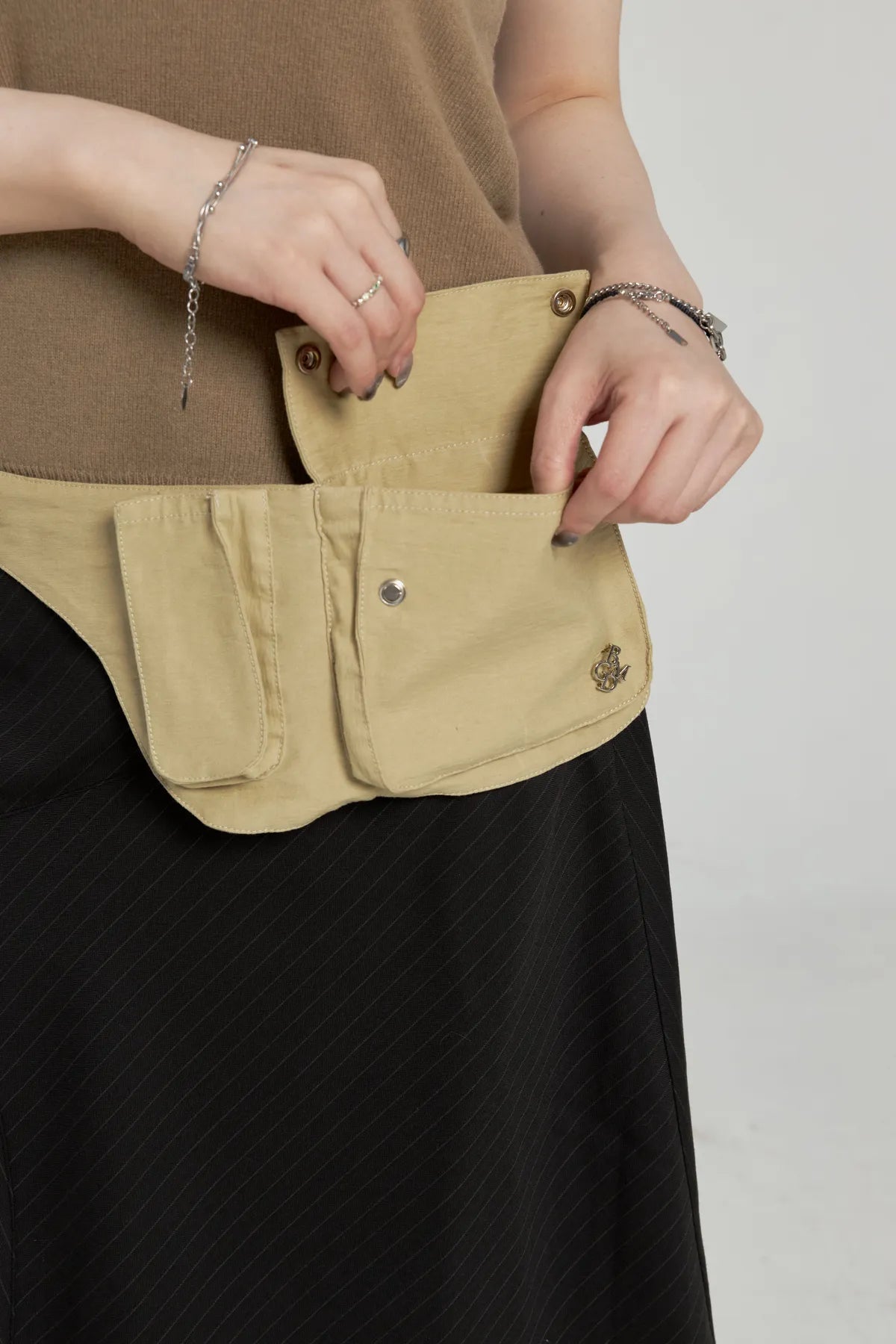 「BOGAMADE」立體感排扣腰包 - 卡其