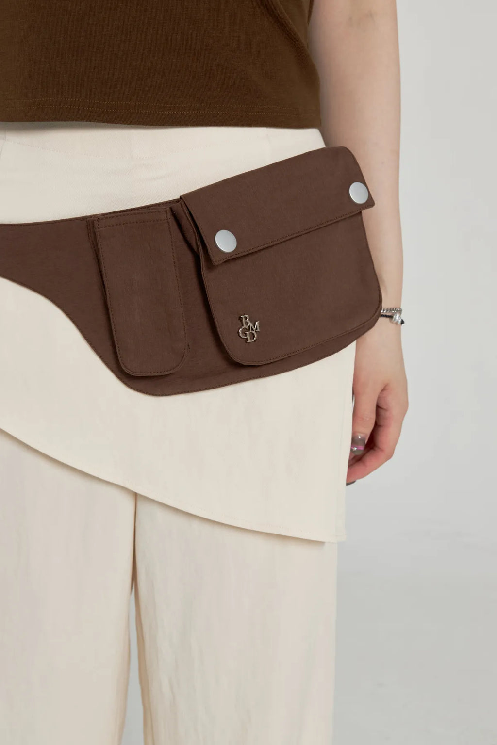 「BOGAMADE」立體感排扣腰包 - 咖