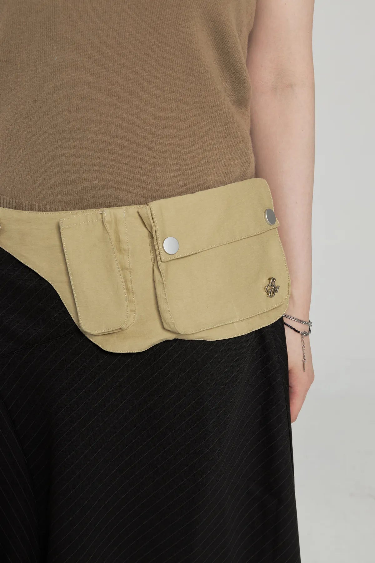 「BOGAMADE」立體感排扣腰包 - 卡其