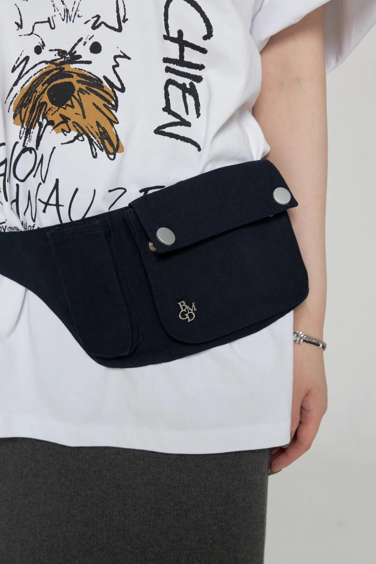 「BOGAMADE」立體感排扣腰包包 - 黑